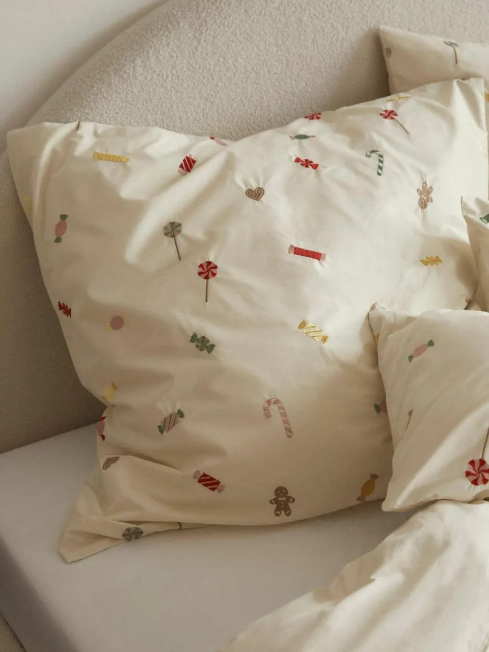 Westwing Collection Baumwollperkal-Bettdeckenbezug Lolly mit weihnachtlicher Bestickung