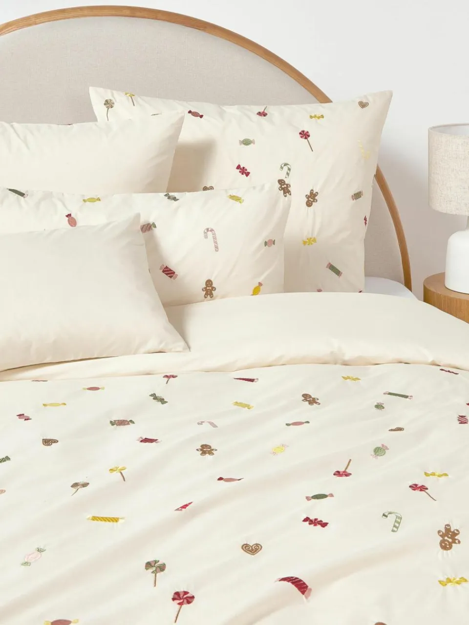 Westwing Collection Baumwollperkal-Kopfkissenbezug Lolly mit weihnachtlicher Bestickung