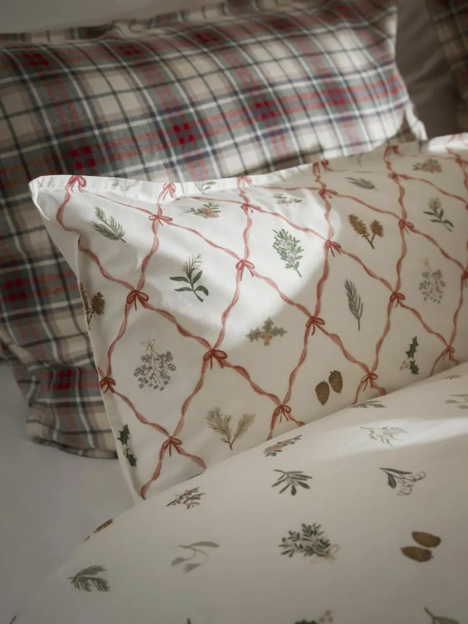 Westwing Collection Baumwollperkal-Wendebettdeckenbezug Twigs mit winterlichen Prints
