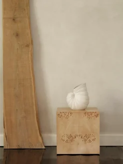 ferm LIVING Beistelltisch Burl Cube aus Maserholz