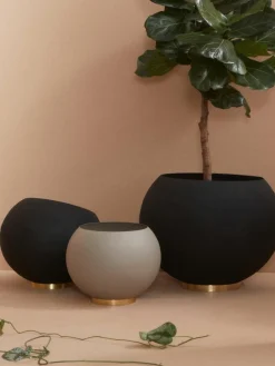 Aytm Übertopf Globe aus Metall