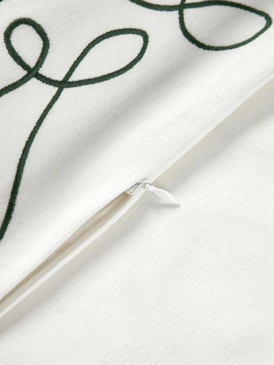 Westwing Collection Bestickte Kissenhülle Alora mit weihnachtlichem Motiv