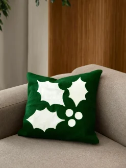 Westwing Collection Bestickte Kissenhülle Elysia mit Stechpalmen-Motiv
