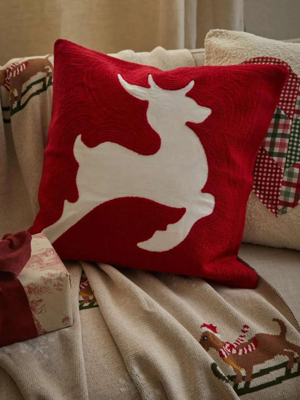 Westwing Collection Bestickte Kissenhülle Elysia mit Hirsch-Motiv