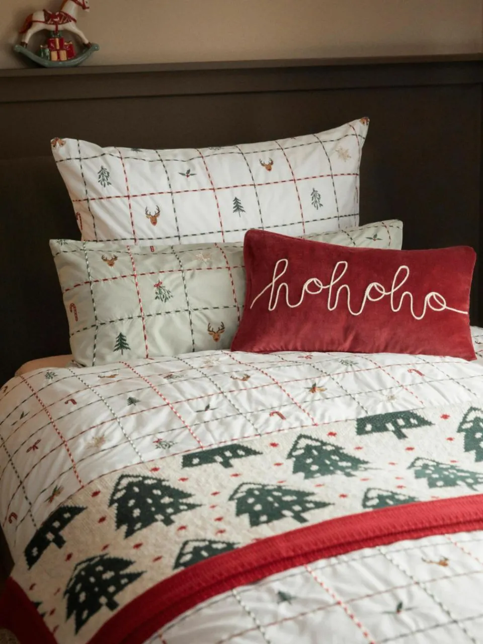 Westwing Collection Bestickter Baumwollperkal-Bettdeckenbezug Rudy mit Weihnachtsmotiven