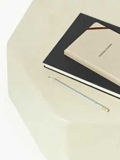 ferm LIVING Beton-Couchtisch Staffa in organischer Form