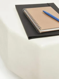 ferm LIVING Beton-Couchtisch Staffa in organischer Form