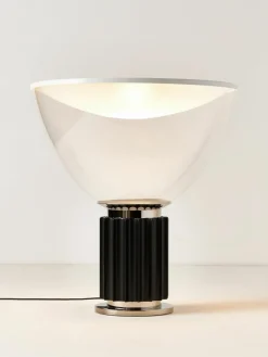 Flos Dimmbare LED-Tischlampe Taccia Small, mundgeblasen
