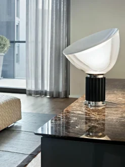 Flos Dimmbare LED-Tischlampe Taccia Small, mundgeblasen