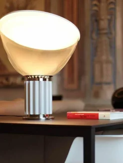 Flos Dimmbare LED-Tischlampe Taccia Small, mundgeblasen