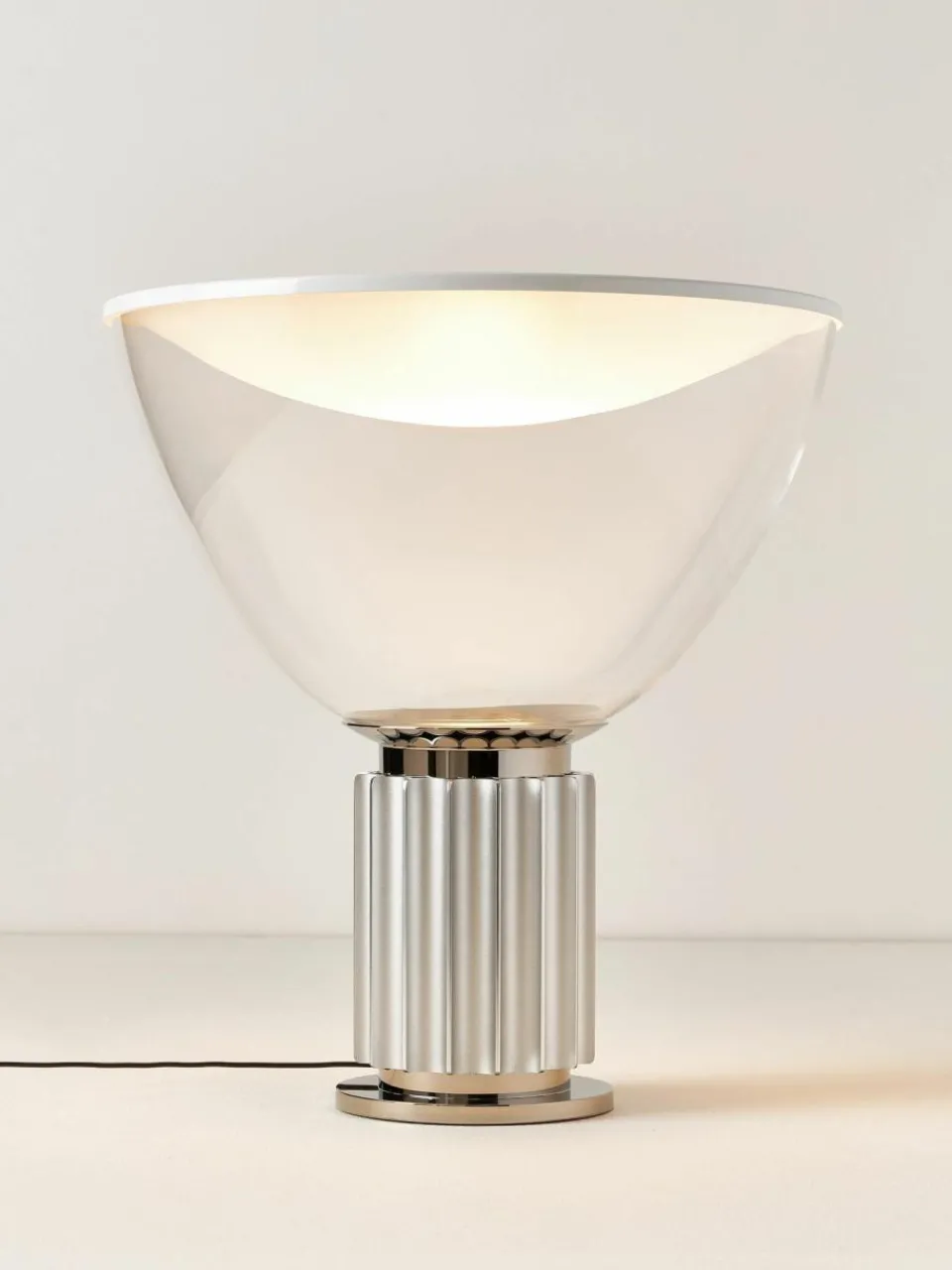 Flos Dimmbare LED-Tischlampe Taccia Small, mundgeblasen