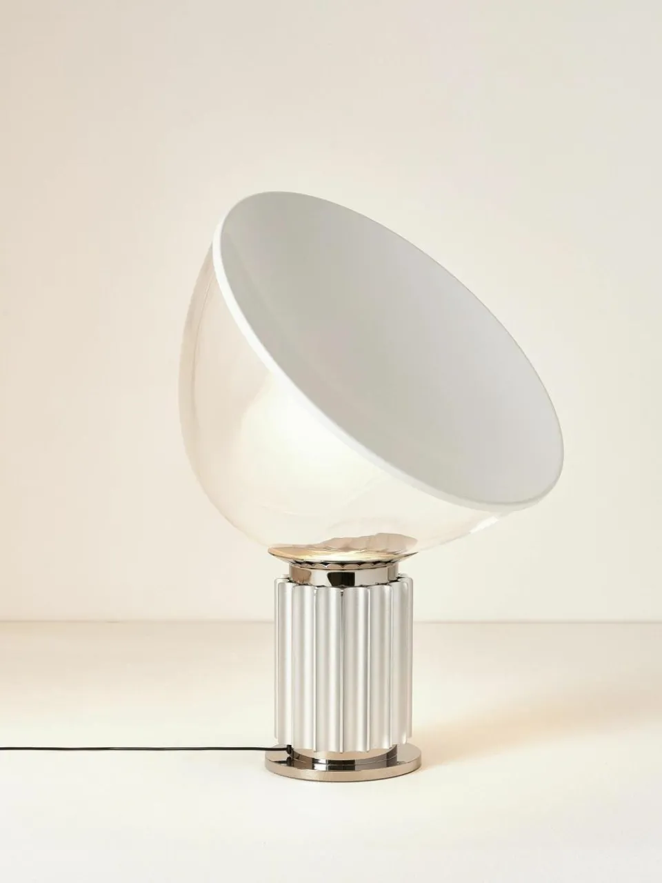 Flos Dimmbare LED-Tischlampe Taccia Small, mundgeblasen