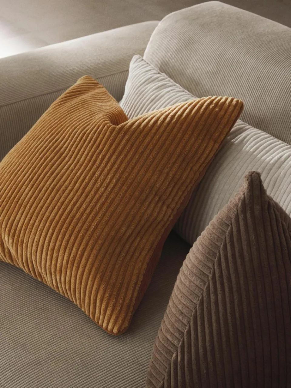Westwing Collection Dreieckiges Cord-Kissen Kylen