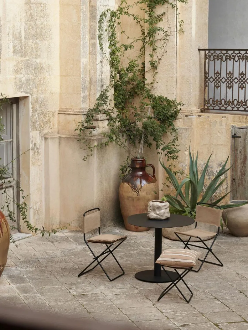 ferm LIVING Esstisch Pond in organischer Form, Ø 88 cm