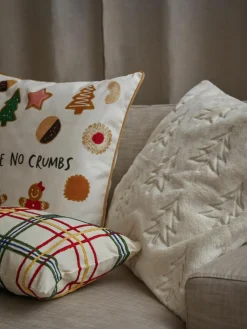 Westwing Collection Flauschige Kissenhülle Nari mit winterlichem Motiv