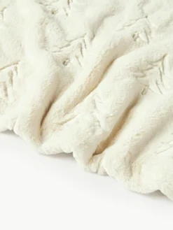 Westwing Collection Flauschige Kuscheldecke Nari mit winterlichem Motiv