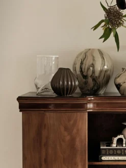 Broste Copenhagen Handgefertigte Vase Wide mit reaktiver Glasur, H 15 cm