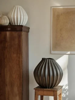 Broste Copenhagen Handgefertigte Vase Wide mit reaktiver Glasur, H 40 cm