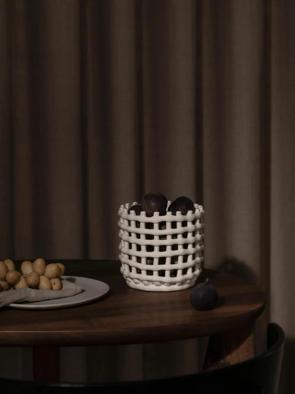 ferm LIVING Handgefertigter Aufbewahrungskorb Nalan aus Keramik, H 15 cm