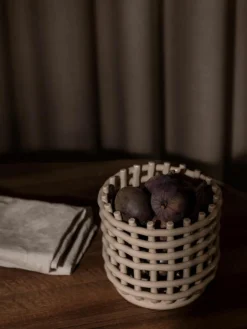 ferm LIVING Handgefertigter Aufbewahrungskorb Nalan aus Keramik, H 15 cm