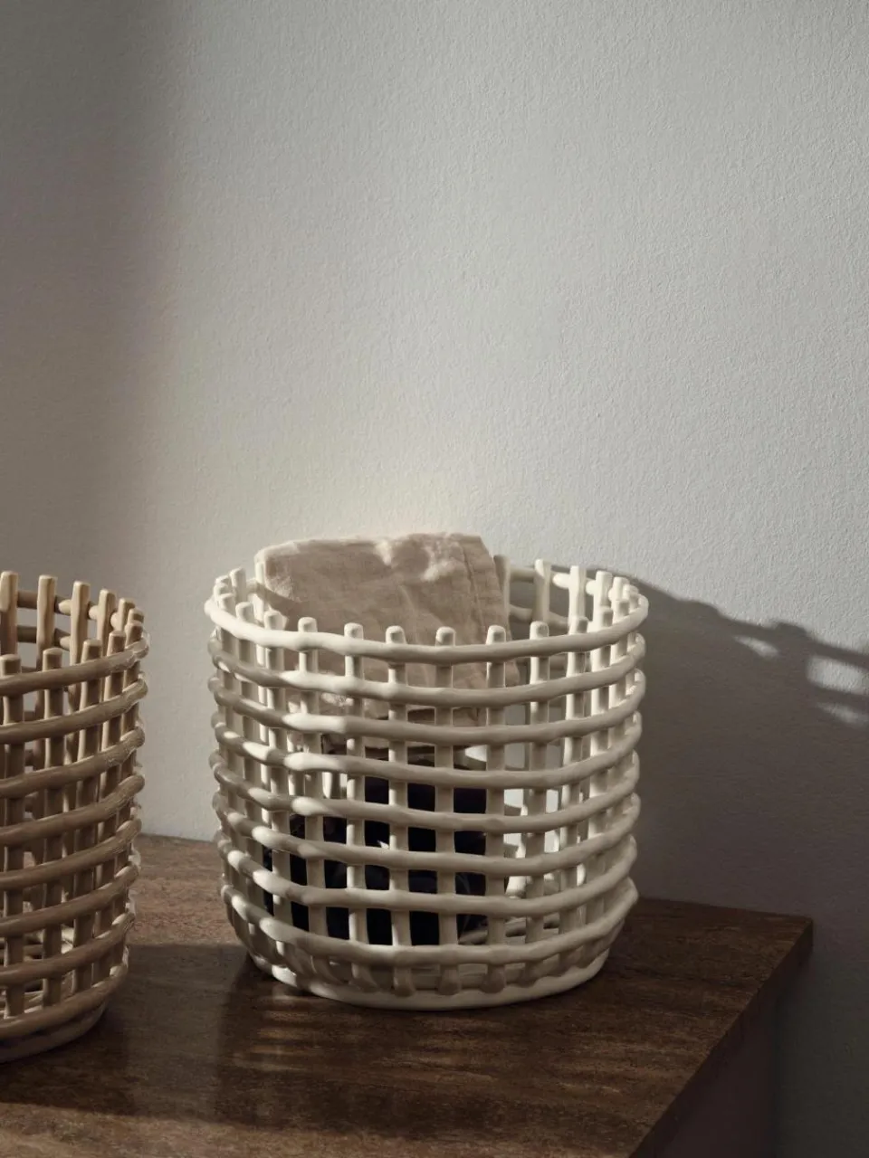 ferm LIVING Handgefertigter Aufbewahrungskorb Nalan aus Keramik, H 21 cm