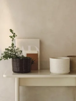 ferm LIVING Handgefertigter Übertopf Corduroy
