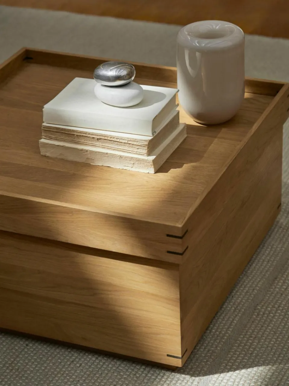 Kristina Dam Handgefertigter Eichenholz-Couchtisch Japanese mit Stauraum