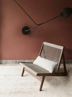 GUBI Handgefertigter Loungesessel MR01 Initial aus Walnussholz mit Sitzkissen
