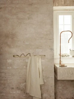 ferm LIVING Handgefertigter Wand-Handtuchhalter Curvature aus Metall