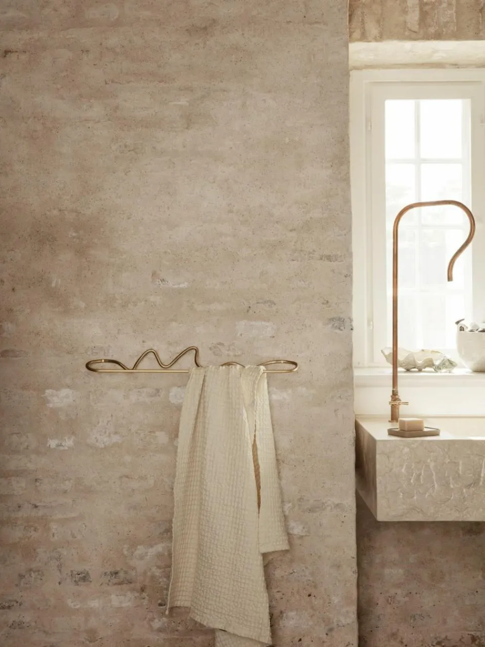 ferm LIVING Handgefertigter Wand-Handtuchhalter Curvature aus Metall