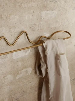 ferm LIVING Handgefertigter Wand-Handtuchhalter Curvature aus Metall
