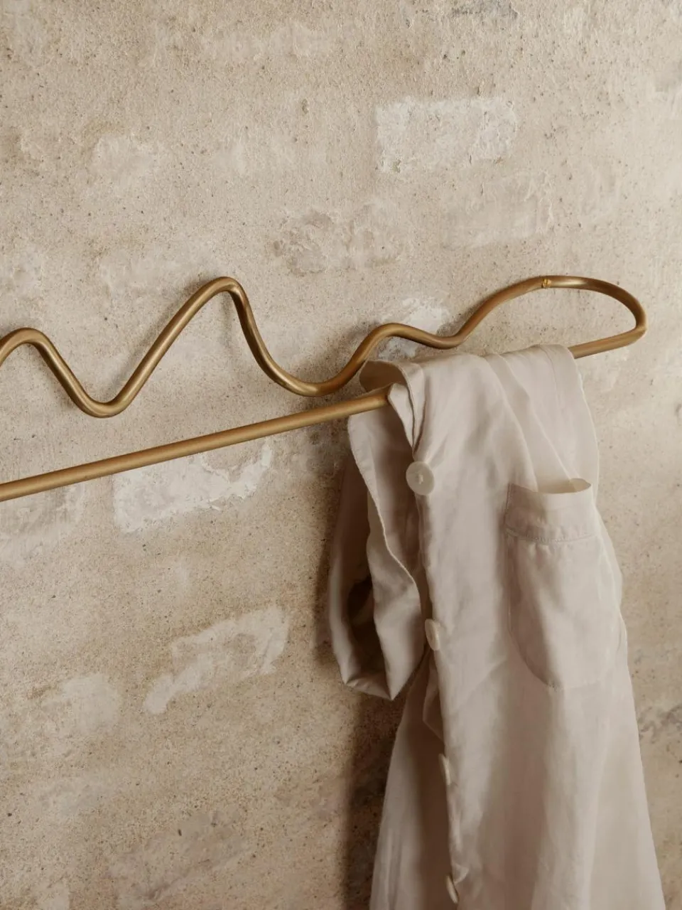ferm LIVING Handgefertigter Wand-Handtuchhalter Curvature aus Metall