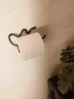 ferm LIVING Handgefertigter Wand-Toilettenpapierhalter Curvature aus Metall
