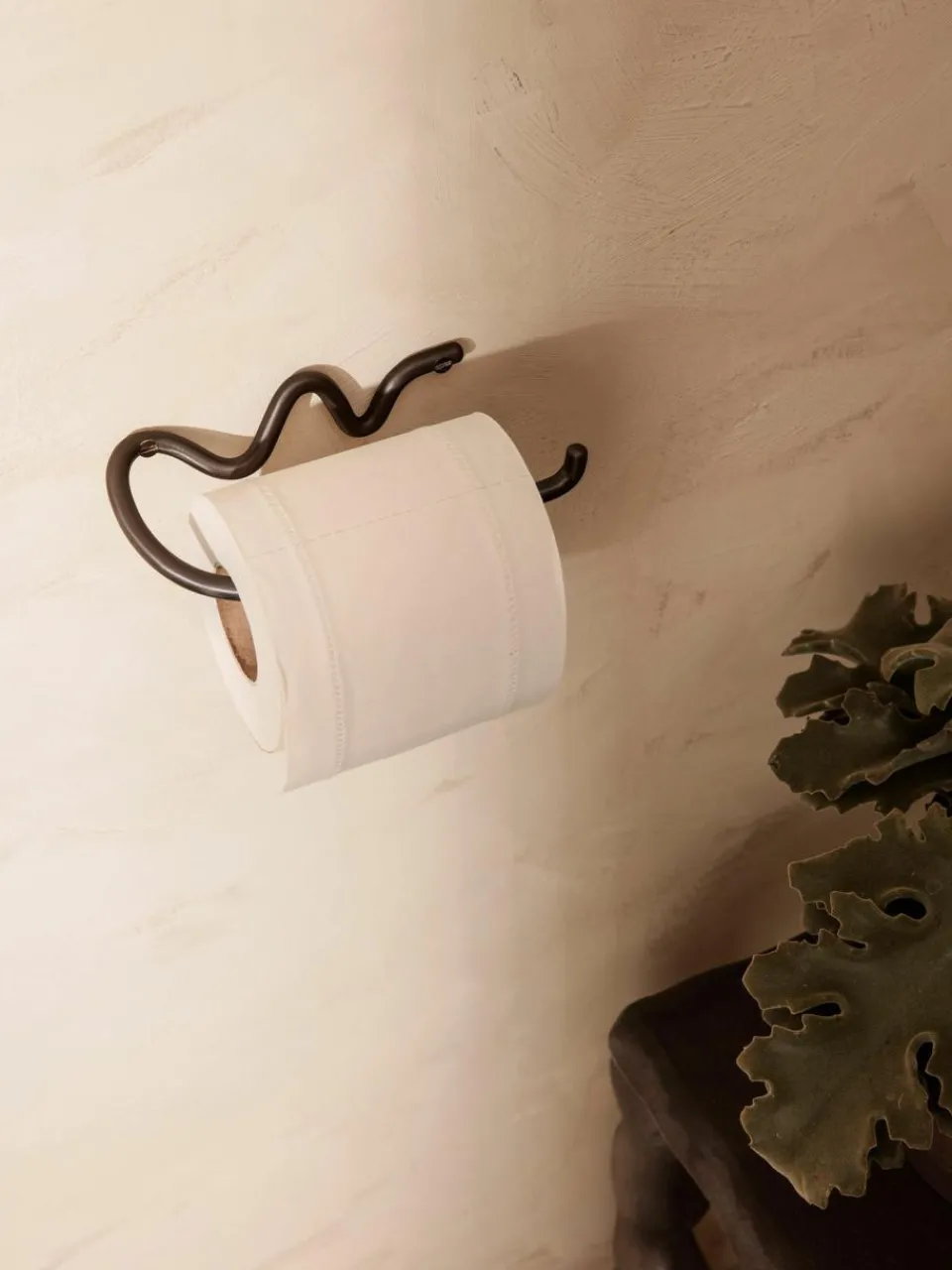 ferm LIVING Handgefertigter Wand-Toilettenpapierhalter Curvature aus Metall