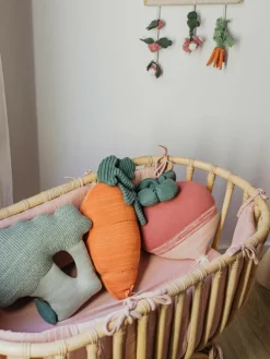 Kinder Lorena Canals Handgefertigtes Baumwoll-Kuschelkissen Cathy the Carrot