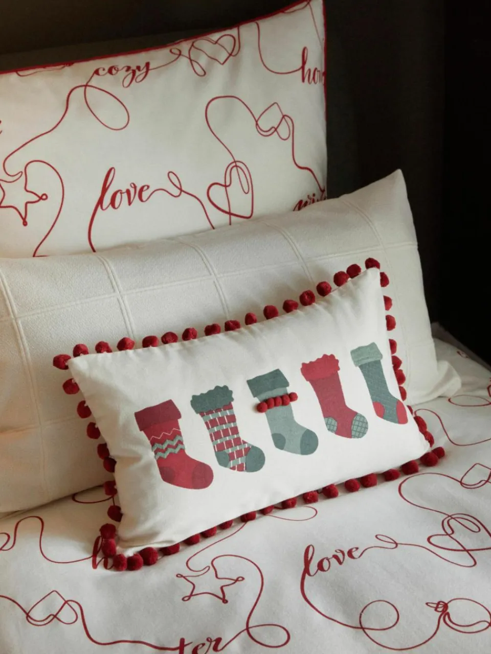 Westwing Collection Kissenhülle Coldin mit winterlichem Motiv und Pompons