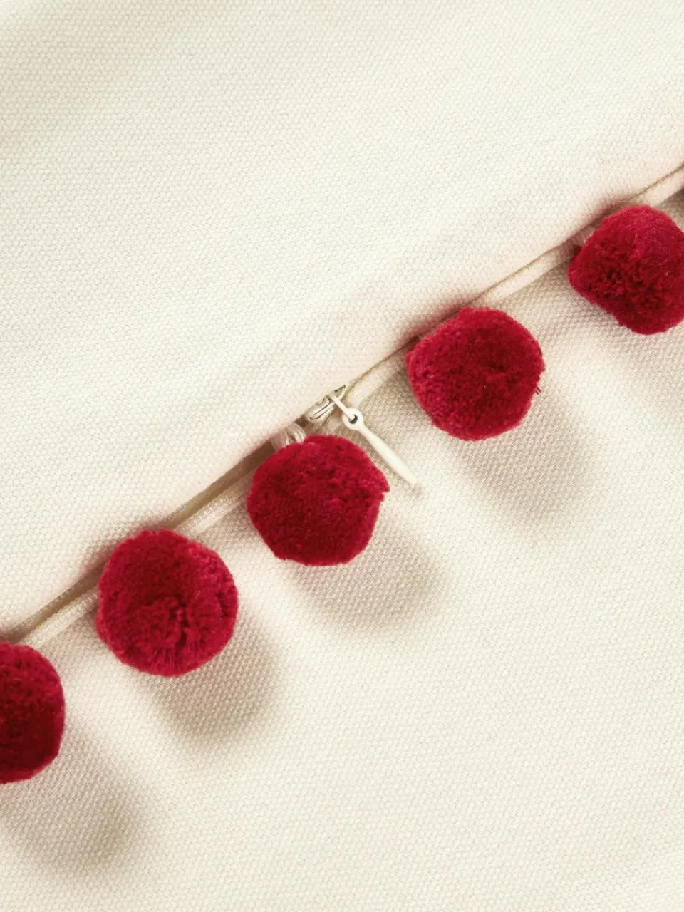 Westwing Collection Kissenhülle Coldin mit winterlichem Motiv und Pompons