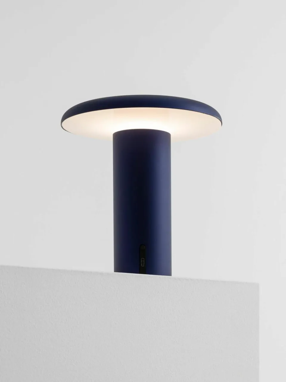 Artemide Kleine mobile LED-Tischlampe Takku, dimmbar