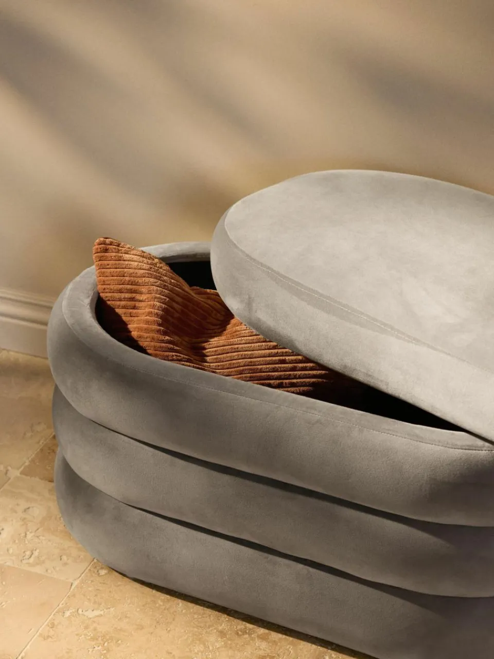Westwing Collection Kleine Samt-Polsterbank Alto mit Stauraum