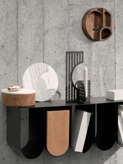 Kristina Dam Metall-Wandregal Curved