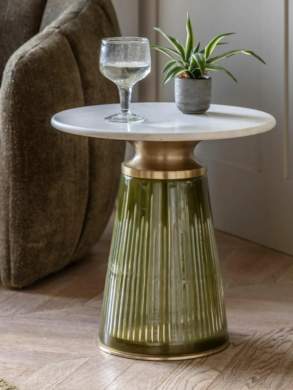 Westwing Mundgeblasener Glas-Beistelltisch Seville mit Marmor-Tischplatte, rund
