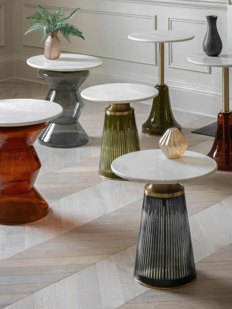 Westwing Mundgeblasener Glas-Beistelltisch Seville mit Marmor-Tischplatte, rund