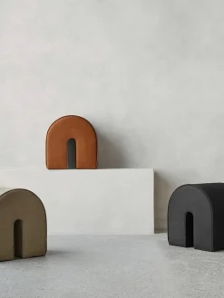 Kristina Dam Polsterhocker Curved aus Anilinleder