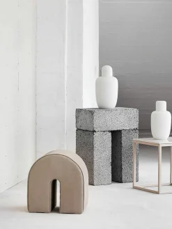 Kristina Dam Polsterhocker Curved aus Nubukleder