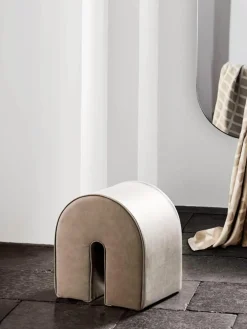 Kristina Dam Polsterhocker Curved aus Nubukleder