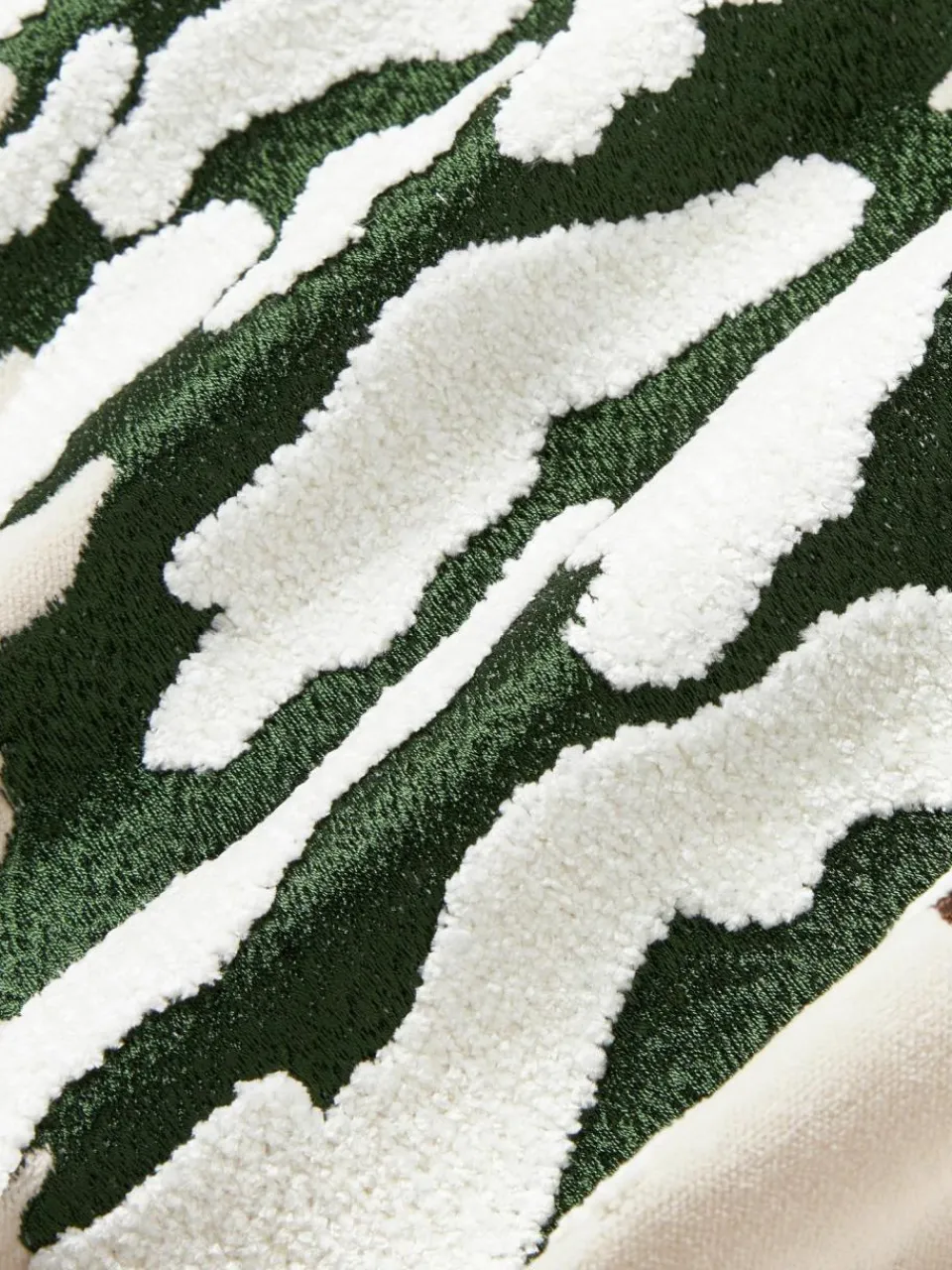 Westwing Collection Samt-Kissenhülle Amara mit gesticktem Tannenbaum