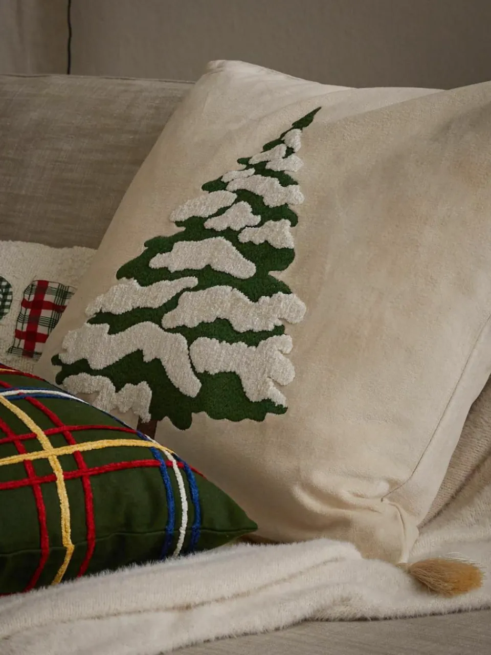 Westwing Collection Samt-Kissenhülle Amara mit gesticktem Tannenbaum