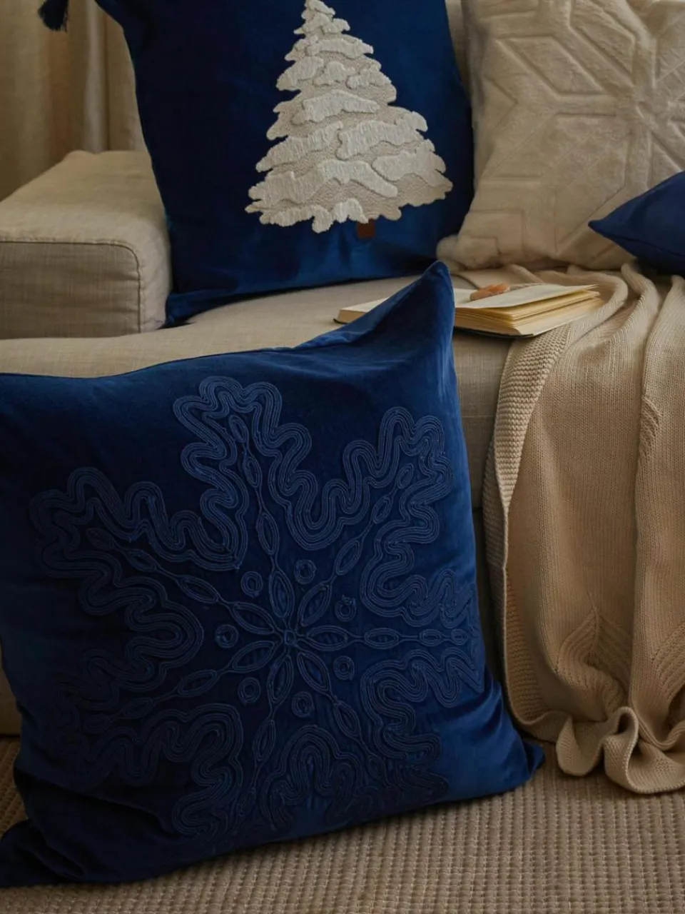 Westwing Collection Samt-Kissenhülle Celeste mit winterlichem Motiv