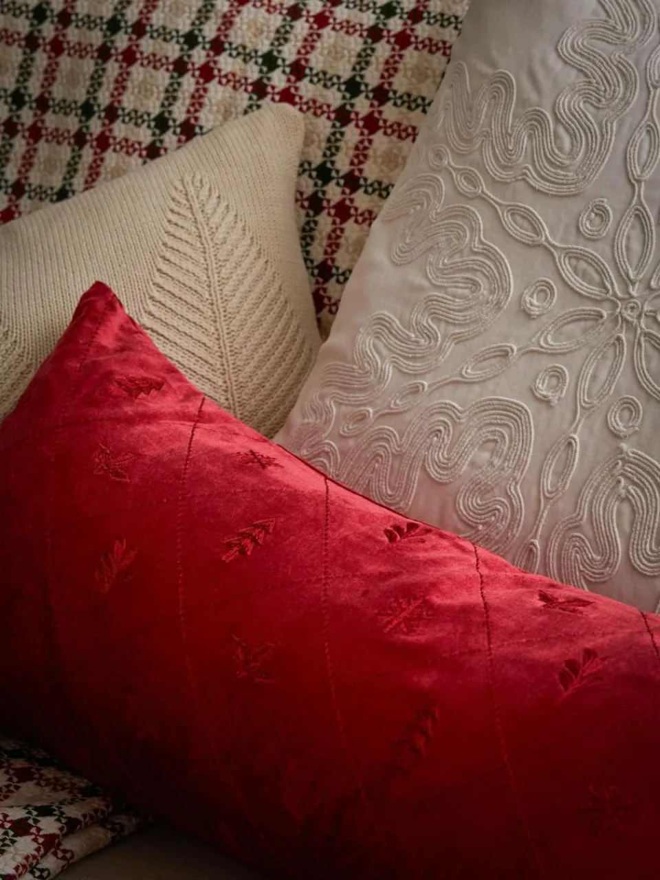 Westwing Collection Samt-Kissenhülle Isadora mit weihnachtlicher Stickerei