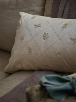 Westwing Collection Samt-Kissenhülle Isadora mit weihnachtlicher Stickerei
